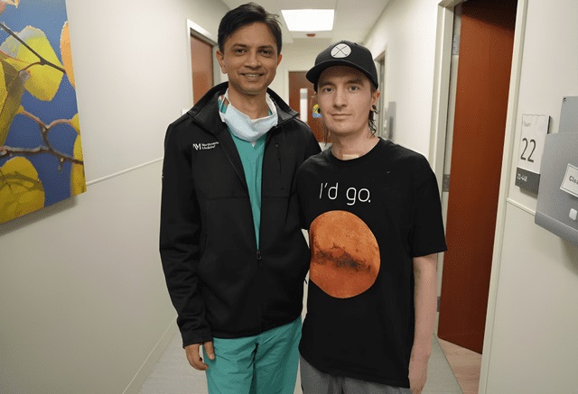 Hombre que fumó durante 14 años recibió implantes mamarios para salvar su vida