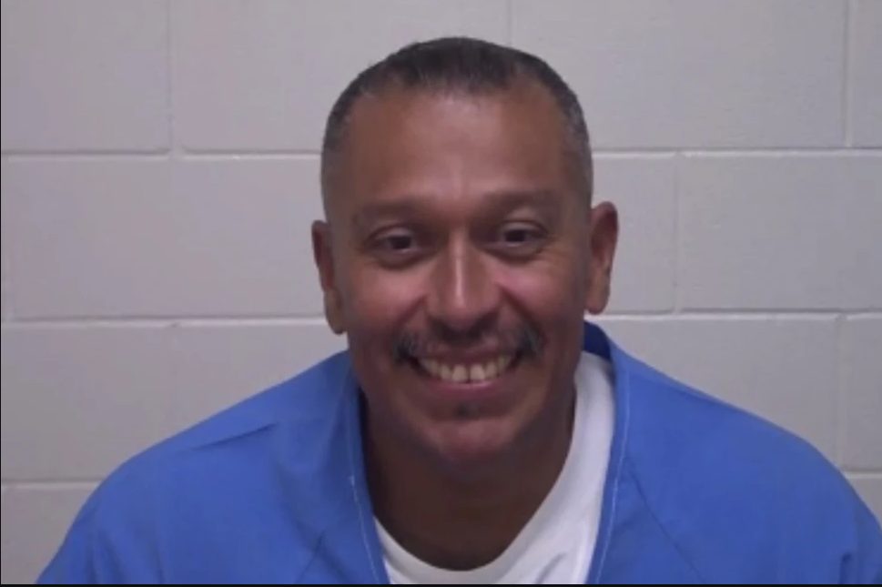 Hombre es liberado tras 25 años en prisión por asesinato que no cometió