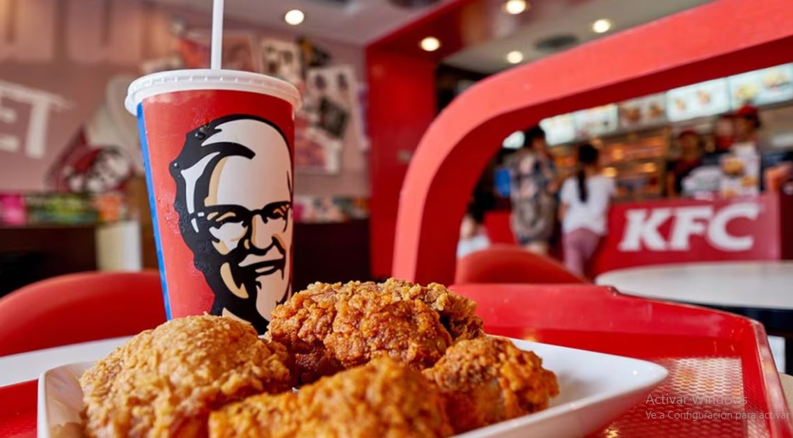 Multan a KFC con más 60 mil soles tras discriminar a peruano por su vestimenta 