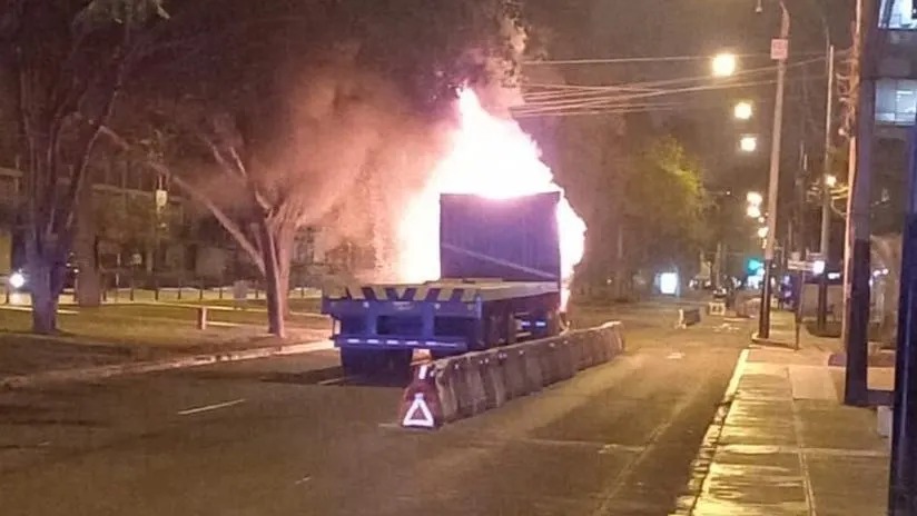Incendio de tráiler en plena vía pública de San Isidro