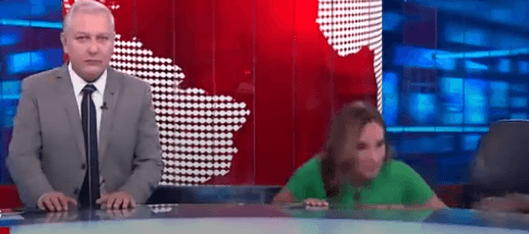 «Tropiezo en directo: Alvina Ruíz sufre una caída inesperada durante el noticiero en vivo»