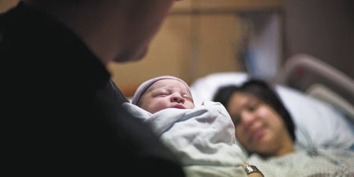 Padres no serán despedidos hasta que su hijo cumpla un año