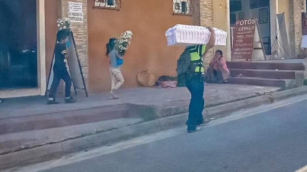 Padre Camina con Ataúd de Bebé en Guatemala