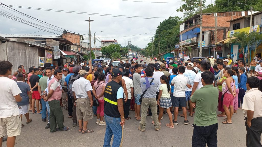 Irazola: Gracioso cartel captó la atención de usuarios durante protesta por falta de agua
