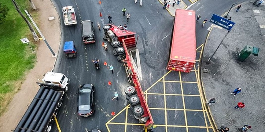 Lima: Accidente de tráiler en Plaza Unión deja un herido