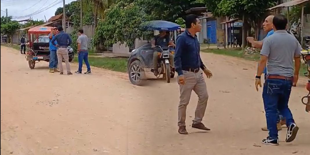 Alcalde de Manantay forcejea en la calle con mototaxista que le reclamó falta de obras