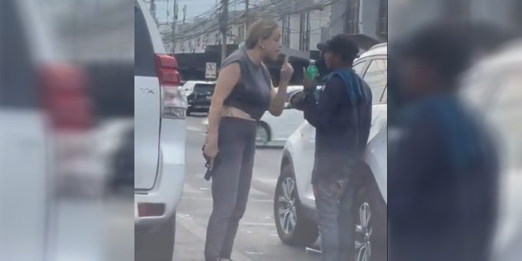 Honduras: Mujer amenaza con disparar a limpiaparabrisas porque no quería sus servicios