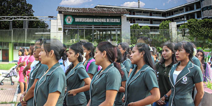 Estudiantes de Educación volvieron a la sede central