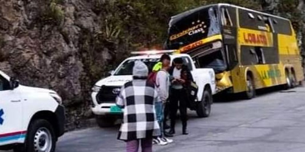 Junín: choque de bus contra cerro deja un fallecido y 10 heridos Junín: choque de bus contra cerro deja un fallecido y 10 heridos