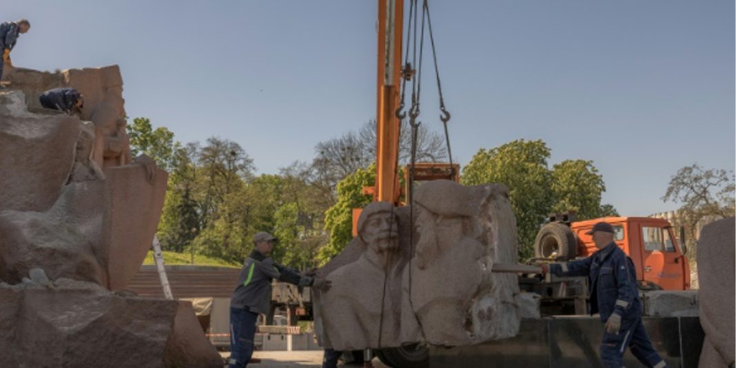 Kiev Desmantela Monumento Soviético: que representaba la paz entre rusia