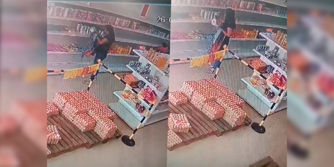 San Martin: ladrona captada por cámara de vigilancia robando frascos de champú en tienda