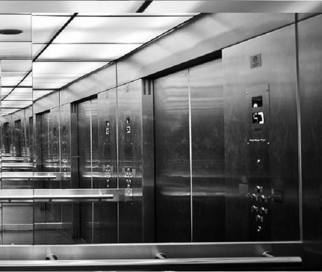 La asombrosa razón por la que los ascensores tienen espejos: No es solo para sacarte selfies