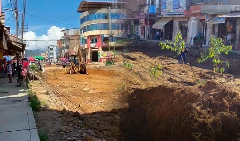Pangoa: siembran yucas y plátanos en plena vía pública como protesta por obras inconclusas en Satipo