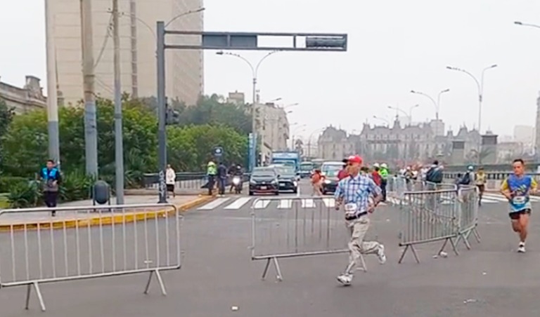 Hombre vestido de Forrest Gump participa en maratón Lima 42K y le dicen: “Corre, Forrest, corre”