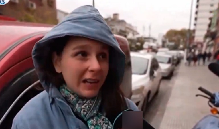 Mujer viuda pierde su trabajo y rompe en llanto al verse obligada a vender en la calle para sobrevivir