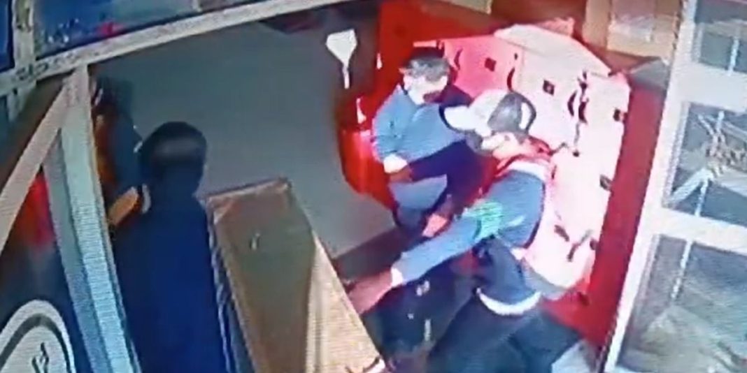 Con pistola en mano asaltan casa de juego