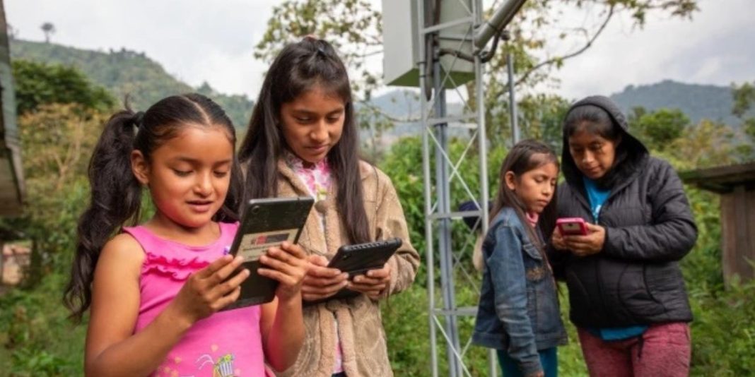 Mil doscientos 12 colegios y 104 postas médicas de la Amazonia acceden a internet