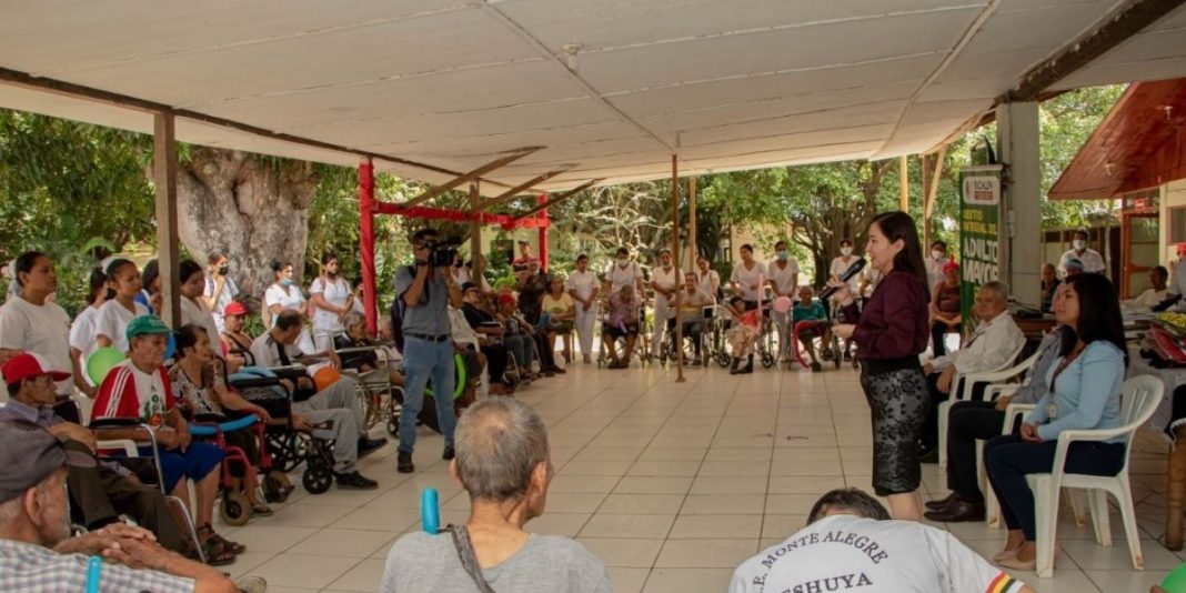 Adultos mayores se beneficiaron con calzados y prendas de vestir