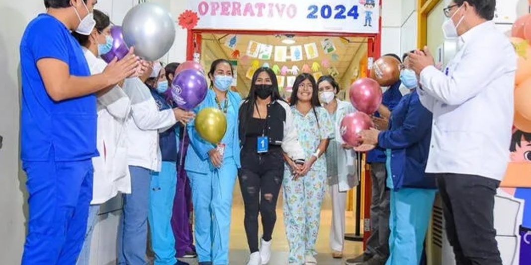 Madre dona riñón a hija tras 5 años de lucha contra enfermedad