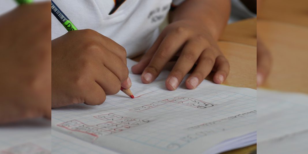 China: Padre agrede a su hijo por no entender su tarea de matemáticas