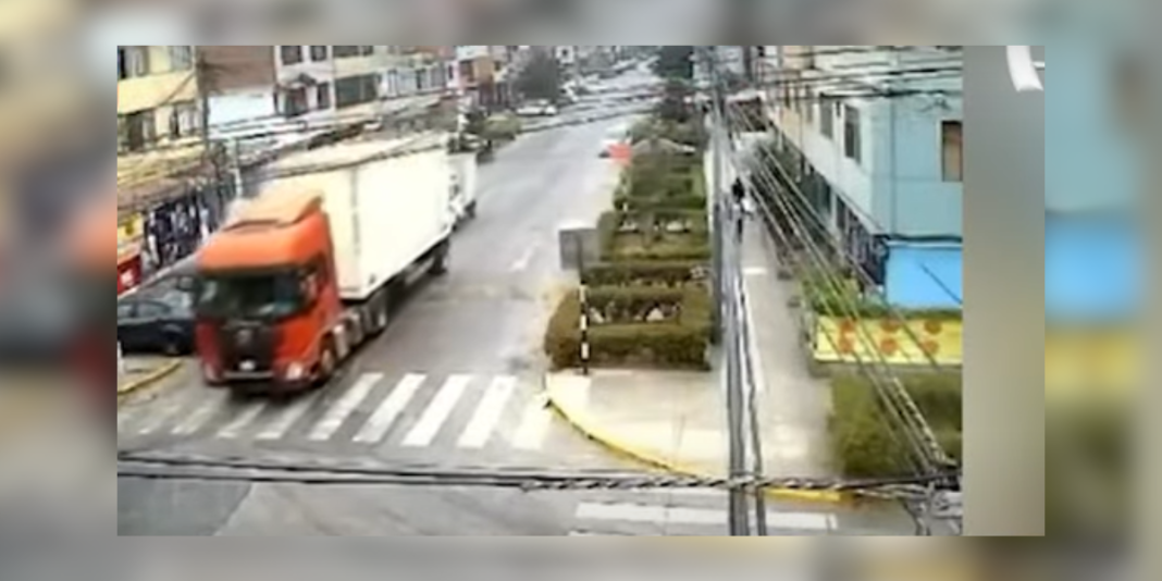 Lima: Camión de carga jala cables y por poco ocasiona una tragedia