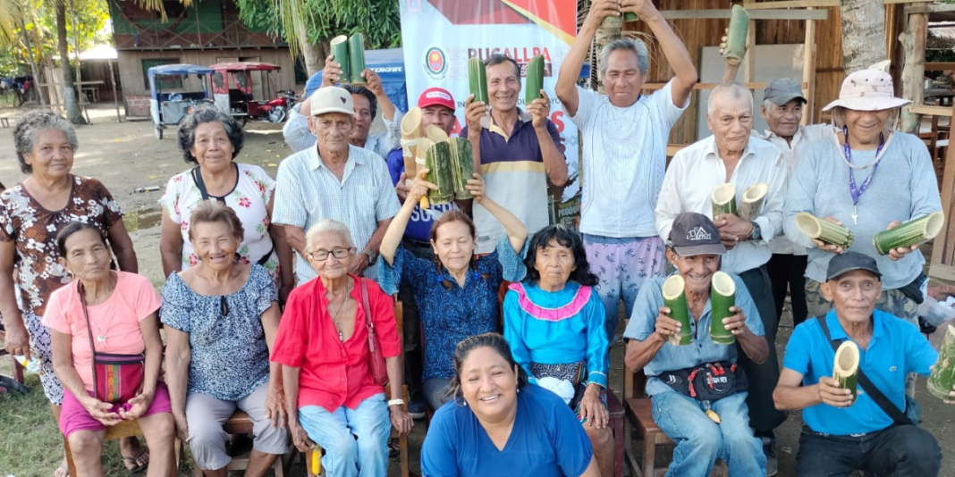 Adultos mayores de CC.NN Santa Martha aprenden a elaborar cuchareros de bambú