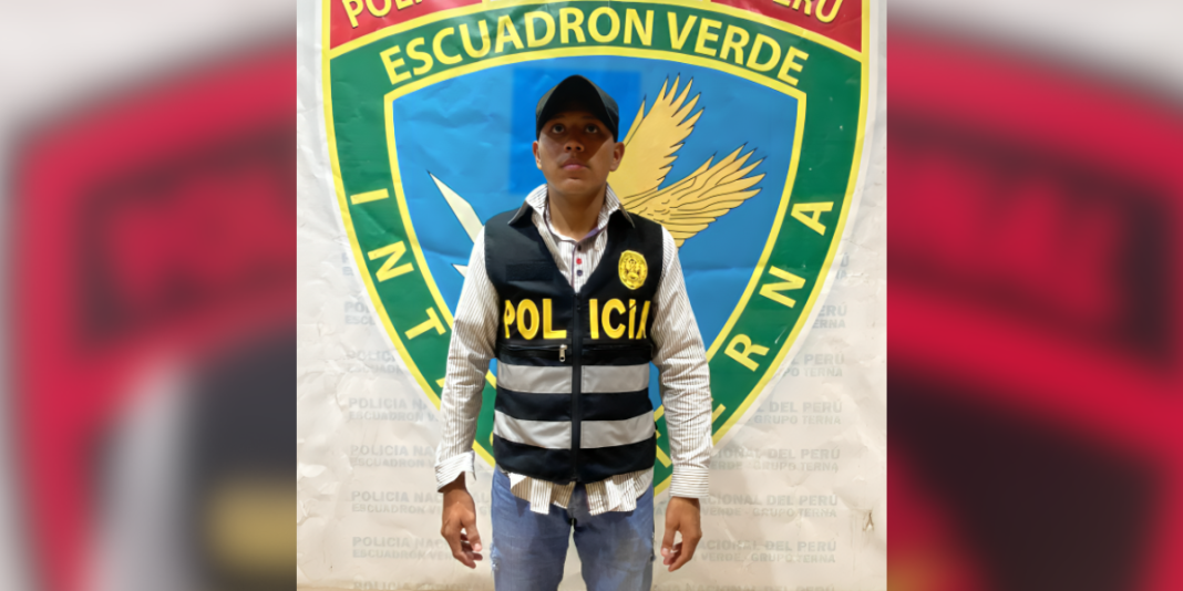 Detienen a sujeto que vestía indumentaria de la policía mientras conducía