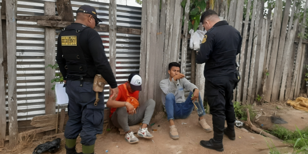 Sorprenden a dos sujetos consumiendo sustancias tóxicas en la vía pública