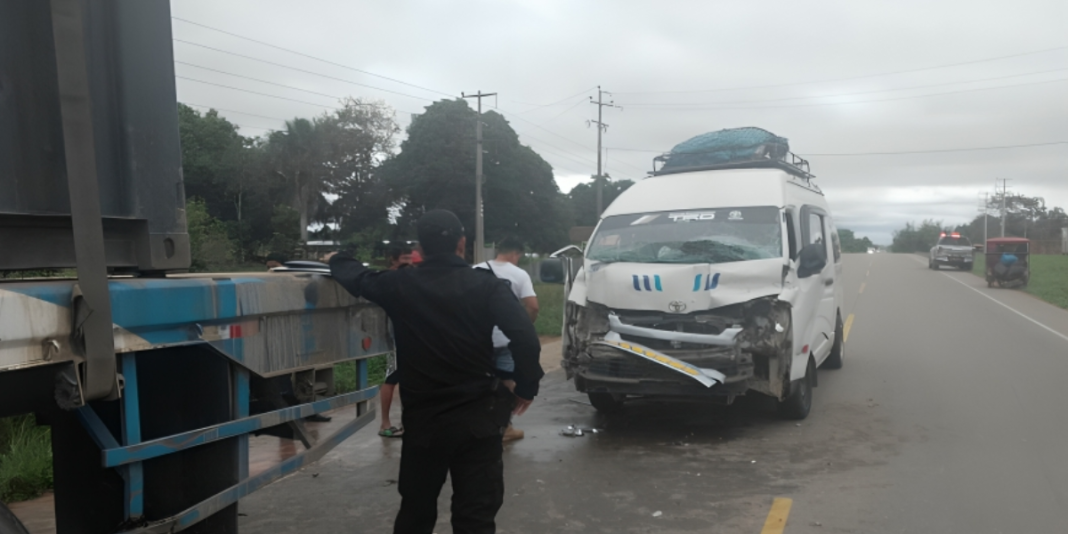 Cinco personas heridas en choque entre un microbús y un remolcador