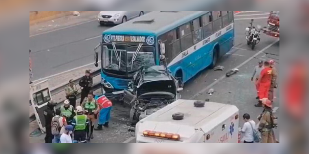 Lima: Bus genera triple choque y deja un fallecido