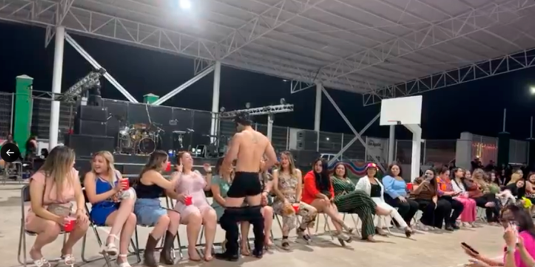 México: mamás celebran el Día de la Madre con stripper en colegio