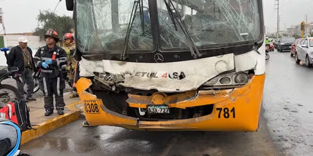 Lima: Choque de buses deja 30 heridos en Chorrillos