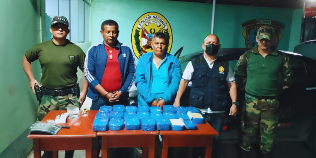 Caen dos transportando más de 25 kilos de clorhidrato de cocaína