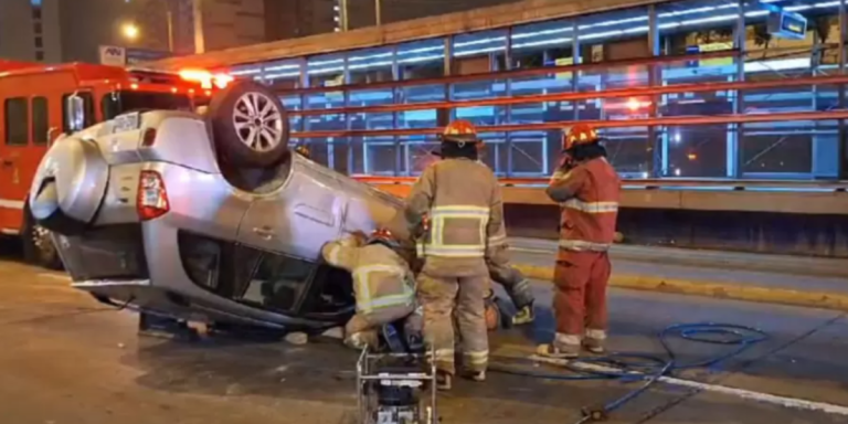 Lima: Camioneta vuelca y sus ocupantes escapan sin un rasguño