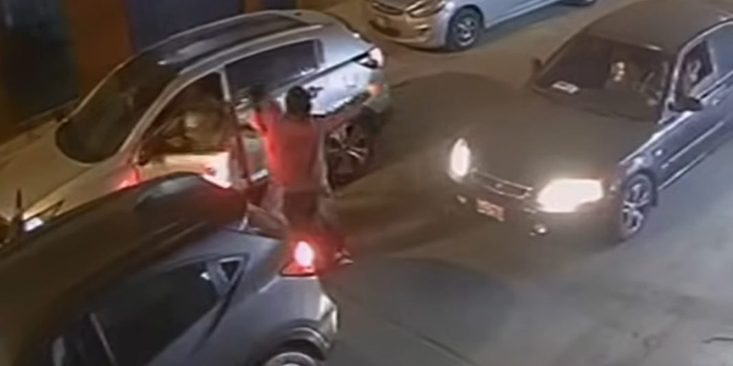 Lima: Delincuentes asaltan a policía y lo despojan hasta de su uniforme Lima: Delincuentes asaltan a policía y lo despojan hasta de su uniforme