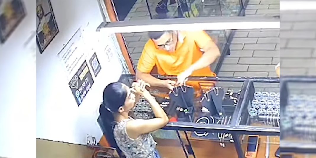 San Martín: Hombre compra joyas de oro con tarjeta clonada San Martín: Hombre compra joyas de oro con tarjeta clonada
