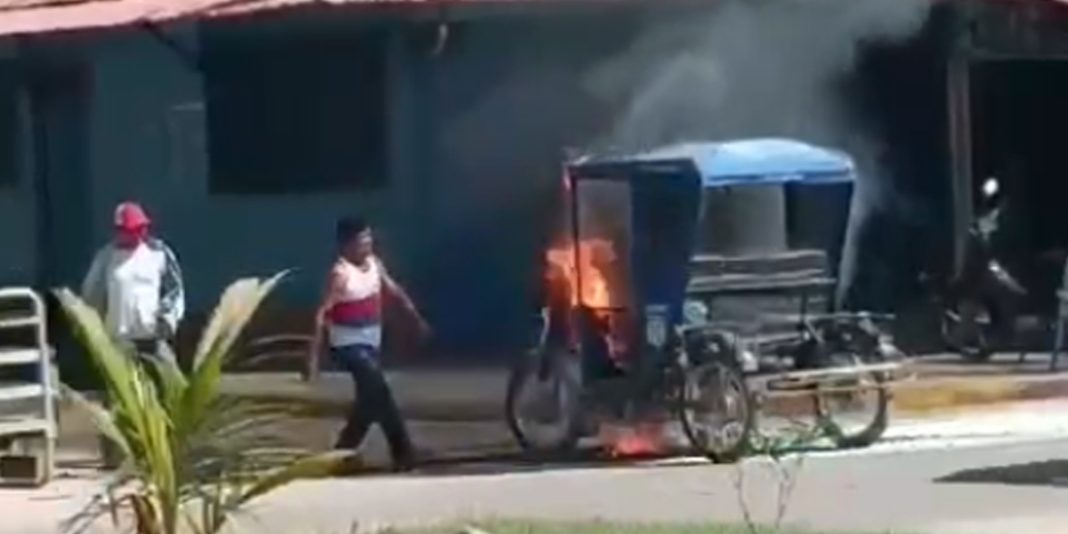 Motokar arde en avenida aviación por posible cortocircuito