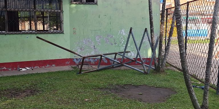 Arco de Metal Cae sobre Niño de 8 Años en Iquitos