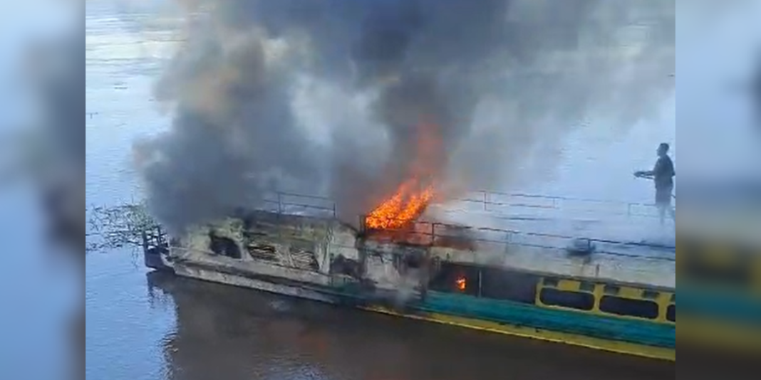 Incendio de una embarcación en el río Ucayali no reportó perdidas humanas Incendio de una embarcación en el río Ucayali no reportó perdidas humanas