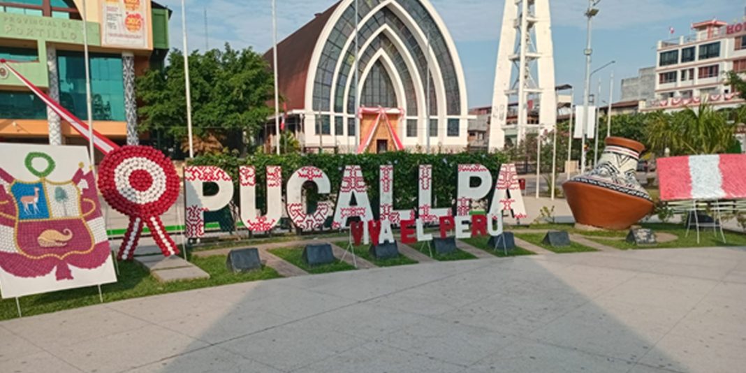 Exhiben símbolos patrios en el frontis de la MPCP