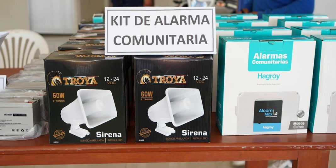 Alcaldesa Janet Castagne entregó 20 alarmas comunitarias a 17 asentamientos humanos