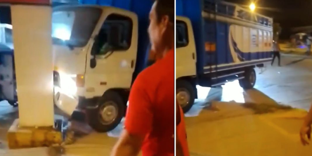 Camión se empotró en una de las columnas del tótem de precios