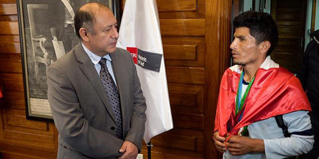 Atleta peruano corre 380 kilómetros de Huancayo a Lima para salvar a su hermano