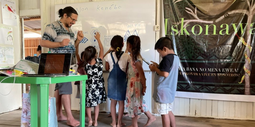 Presentarán la “Enciclopedia de Lenguas Indígenas u Originarias en el Bicentenario” Presentarán la “Enciclopedia de Lenguas Indígenas u Originarias en el Bicentenario”