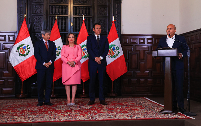 Dina Boluarte firma convenio con Joaquín Ramírez en medio de investigaciones por corrupción