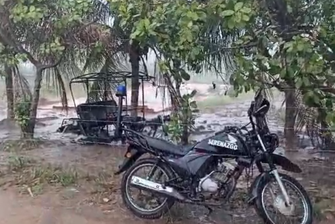 Hallan vehículo desmantelado en descampado