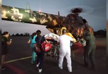 Helicóptero del Ejército salvavida de hombre que requeríaatención de emergencia