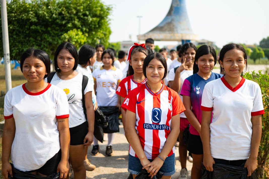 Estudiantes limpian Parque Próceres de la Independencia en Manantay