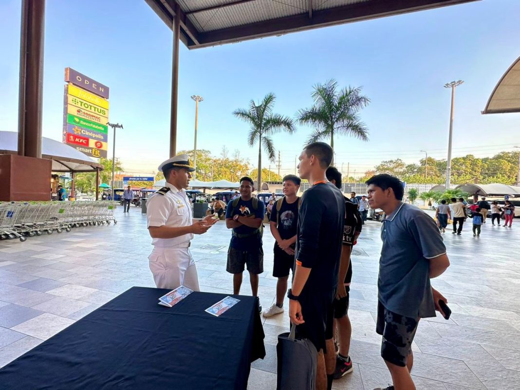 Cuarta Zona Naval inaugura stand en Open Plaza Pucallpa