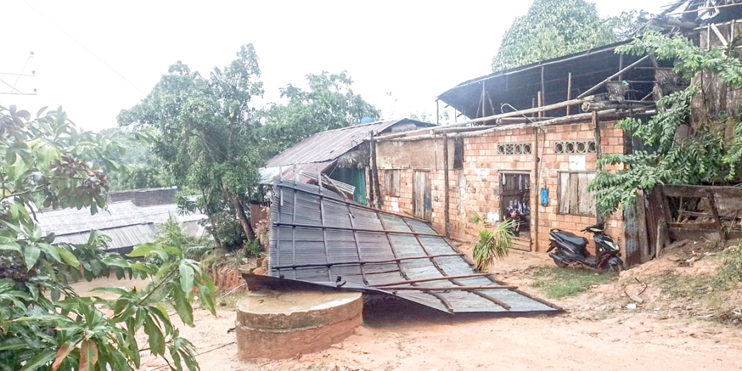 Fuertes vientos causan daños en viviendas y una institución educativa